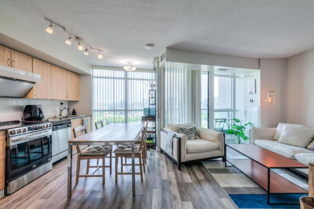 Fort York Apartment | Chic 1BR plus Den Condo with Fast WiFi and Free Parking