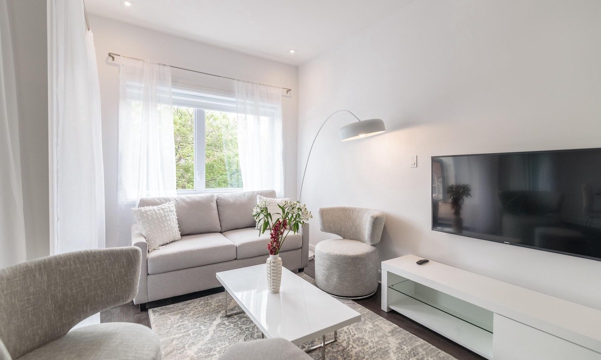 Mile End Condo | Chic Condo with Private Balcony & Hot Tub