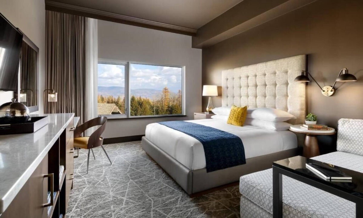 Rossland Hotel | Chic Mountain Retreat with Stunning Views and Luxury Amenities