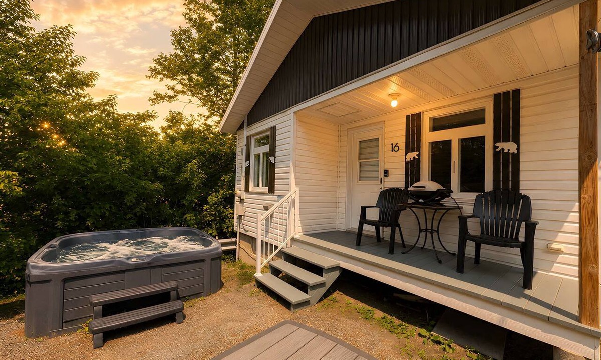 Saint-Tite-des-Caps Ski Chalet | Chic Shack with spa - near Massif Charlevoix & MSA