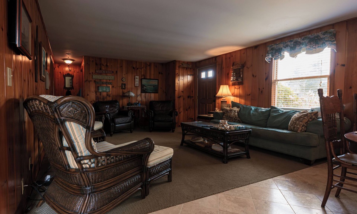 Misquamicut Cottage | Chip's Haven at Misquamicut Beach, family-friendly cottage a block from the sand