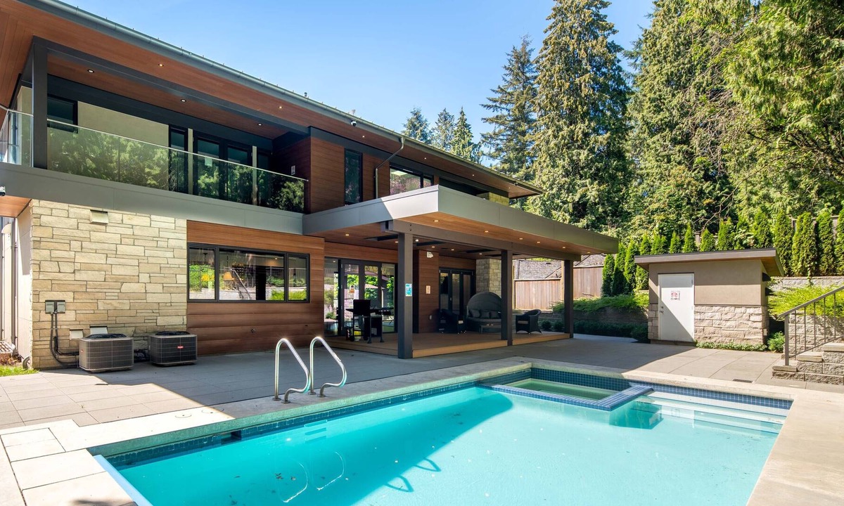 West Vancouver Resort | Cinematic Mansion with Pool and Hot tub