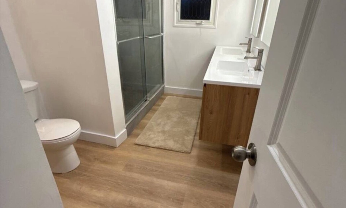 Ottawa Division House | Clean renovated room Just 5 minutes away from Ottawa airport.
