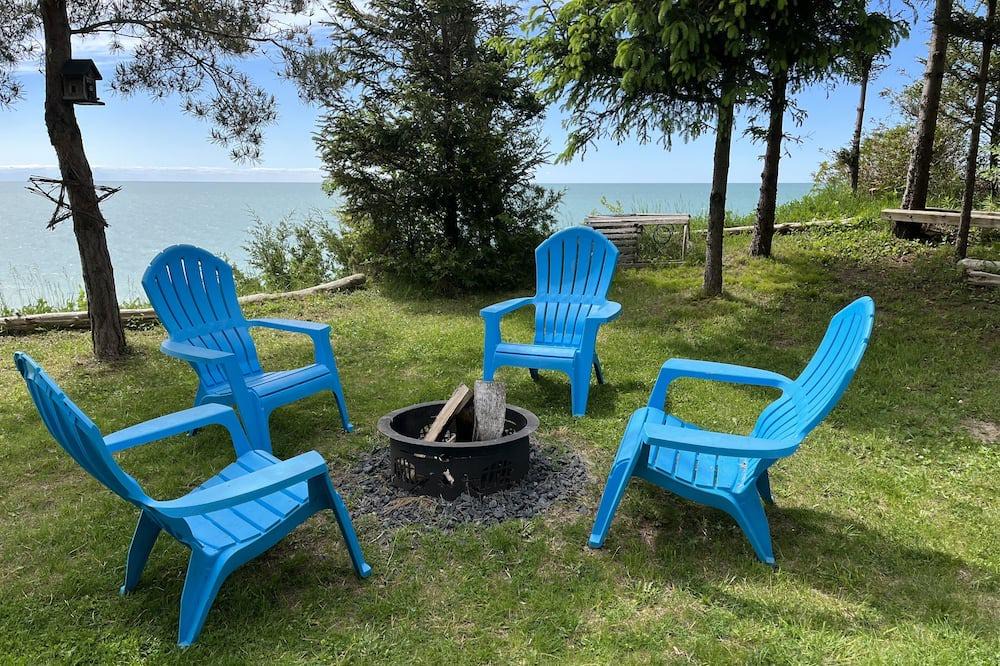 Dashwood Cottage | Cliffhaven Cottage-Lake Front with beach