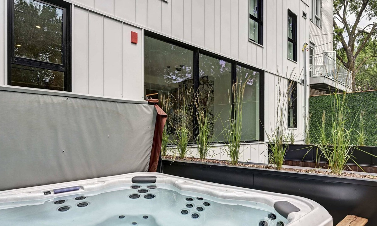 Pointe-Saint-Charles Condo | CLUBHAUS VIP Suite, Private Hot Tub, Sleep 16