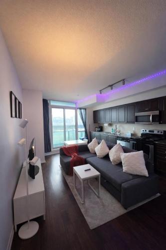 Fort York Apartment | CN Tower View with Pool, Gym, Hot Tub, and More!