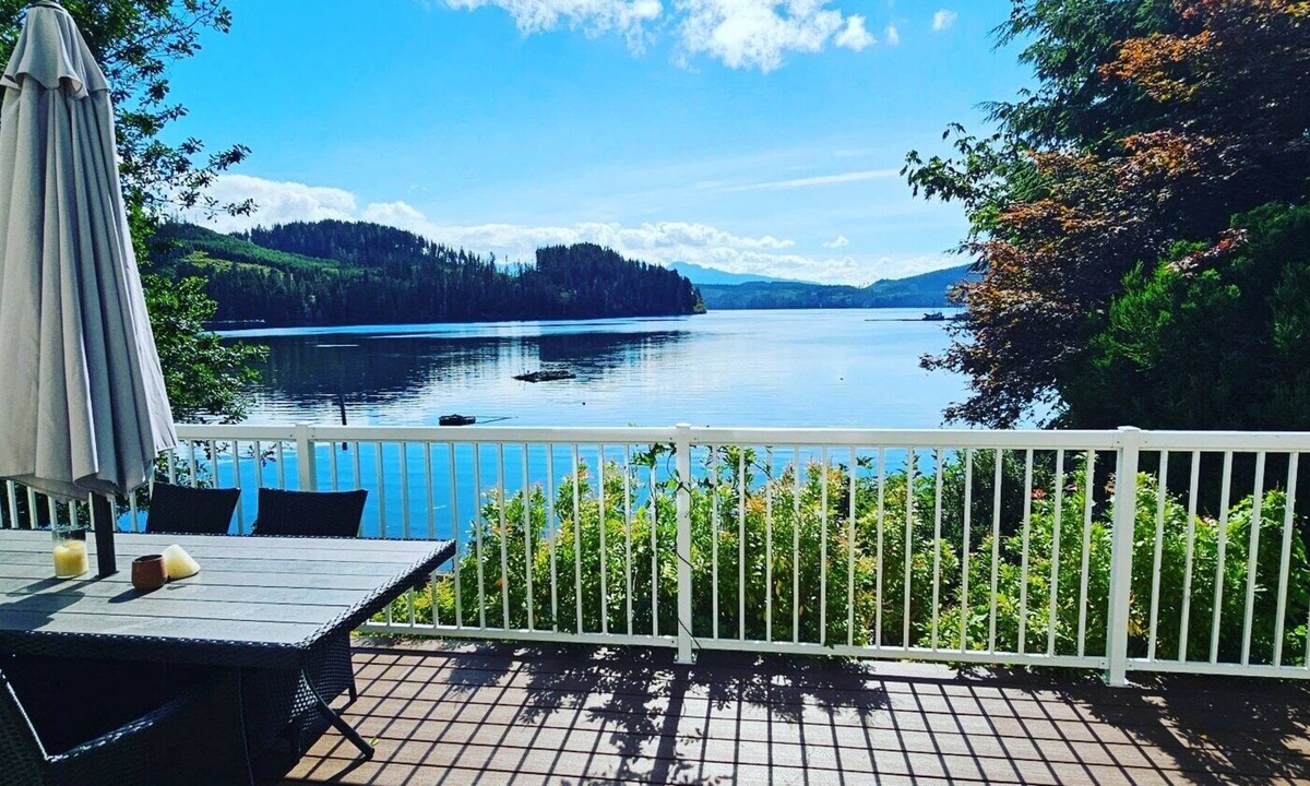 Coal Harbour Cottage | Coal Harbour (Port Hardy) Ocean Front Cottage(pet friendly)