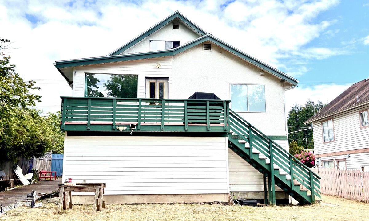 Powell River House | Coastal Wellness Retreat | Spacious 4-Bed Home Near Ocean, Shops & Trails