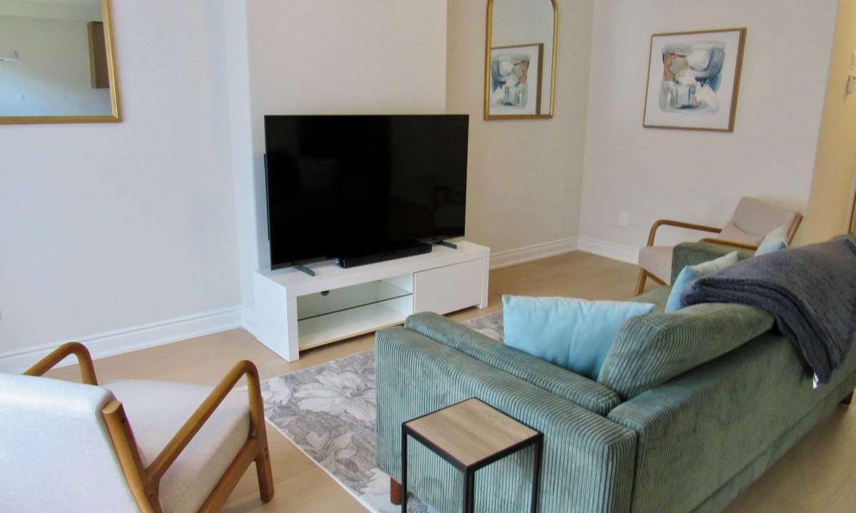 Cobourg House | Cobourg Beach Retreat-Small Town Charm~VIA Rail~ 1Hr train to Down Town Toronto.