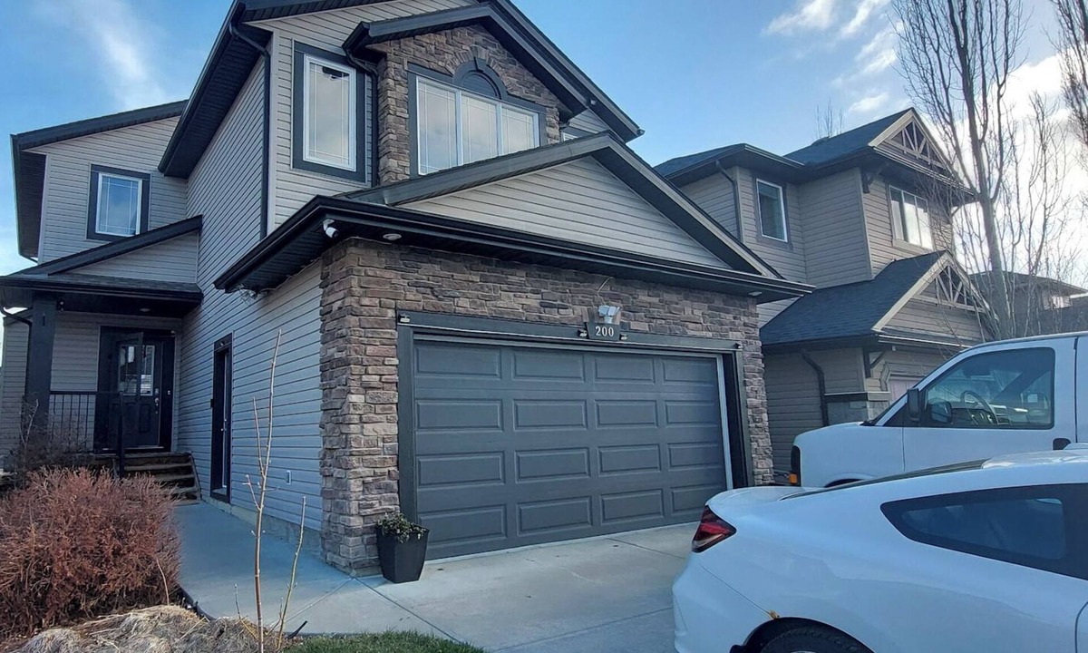 Cochrane House | Cochrane retreat, near Calgary, Ur perfect base for Banff Jasper & Rockies trips