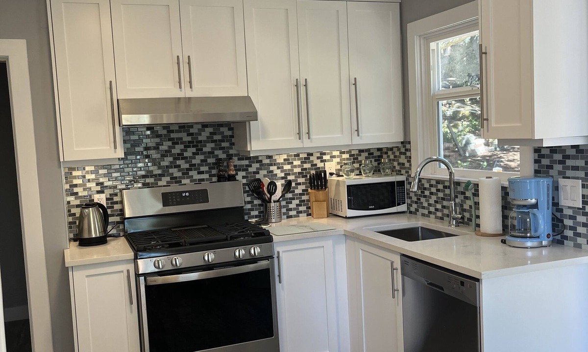 Saanich West House | Comfortable family home close to hospital
