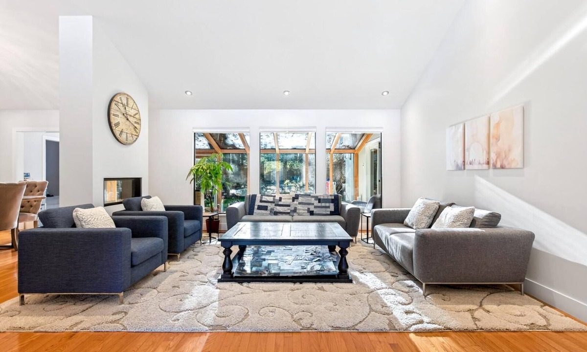 Surrey House | Comfortable family home for 6-8 guests in quiet neighborhood!