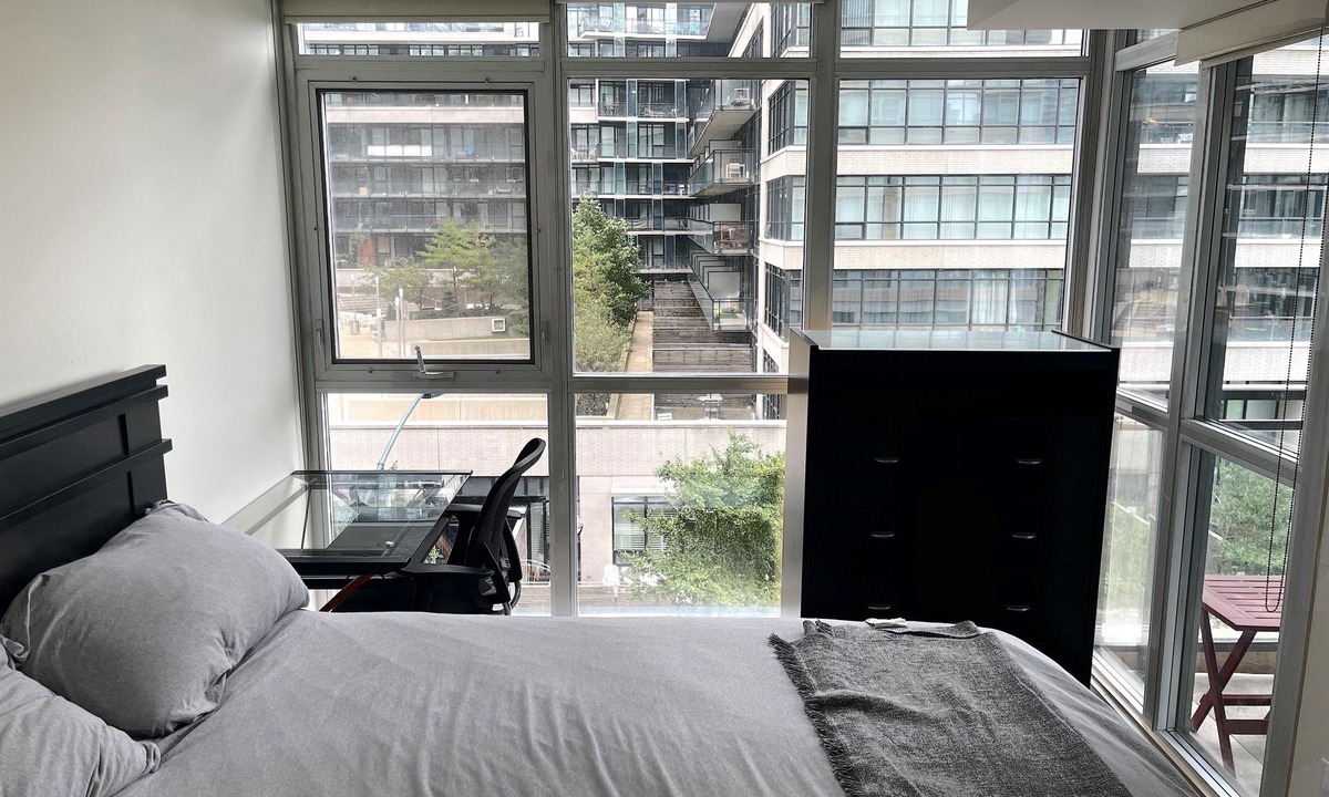 Wellington Place Condo | Comfy 1 bedroom condo in downtown w/Free parking