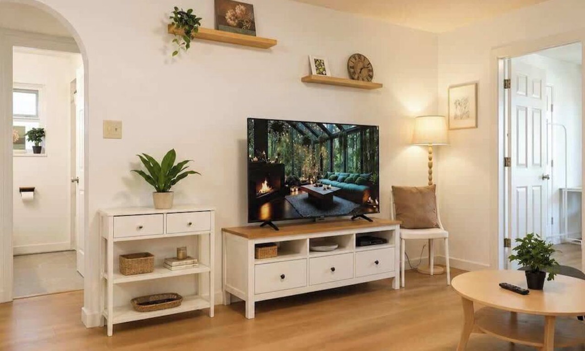 Renfrew-Collingwood House | Comfy 3 Beds | 5-min Walk to SkyTrain | 20-min DT