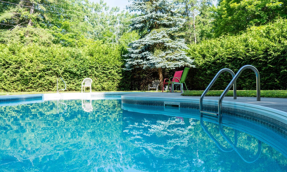Tay Valley Cottage | Comfy Loft Cottage in Sharbot Lake with Outdoor Pool and Lake Access