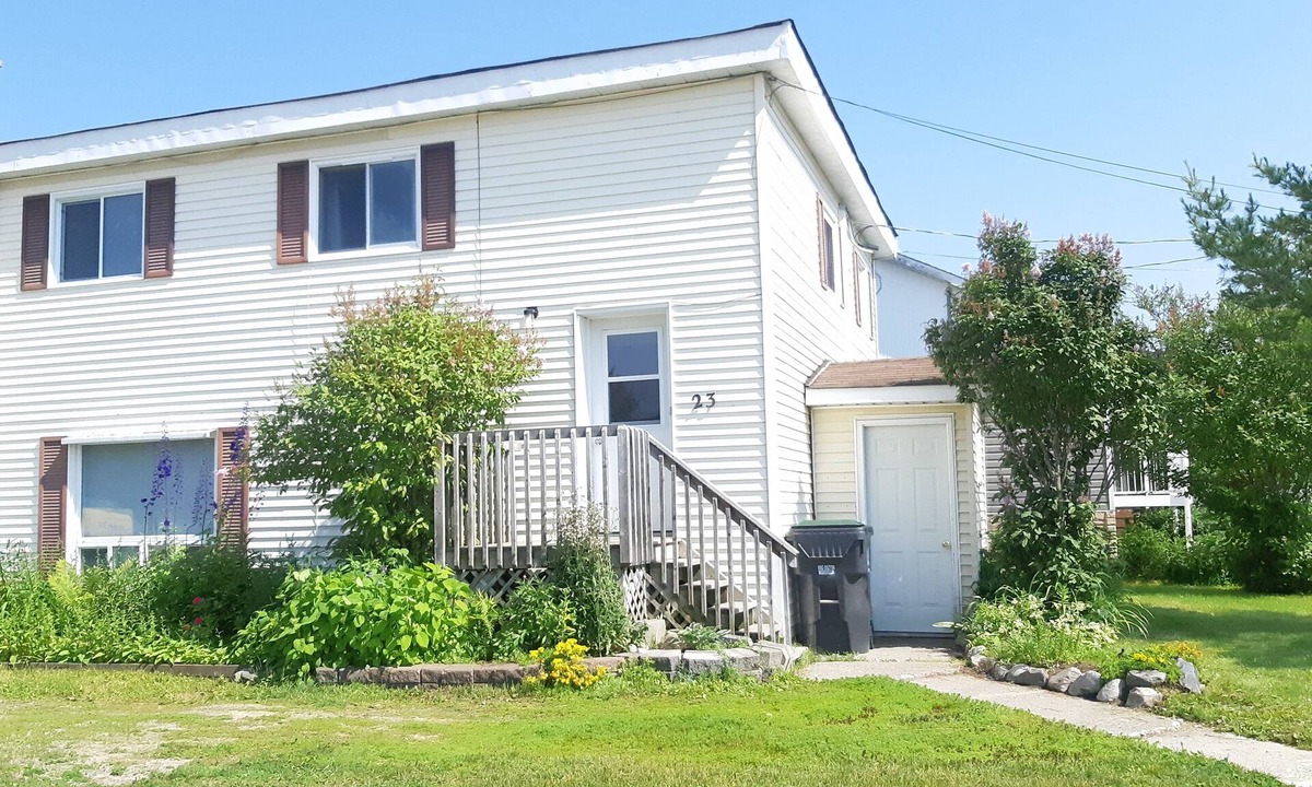 Wawa House | Comfy, Roomy, Close to Stores, Trails & Lake