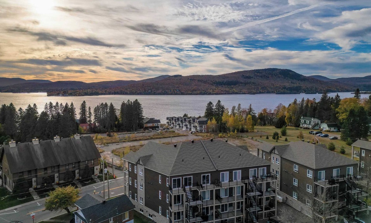 Saint Donat Condo | Condo le Yéti | Lake view | Village St-Donat | dogfriendly