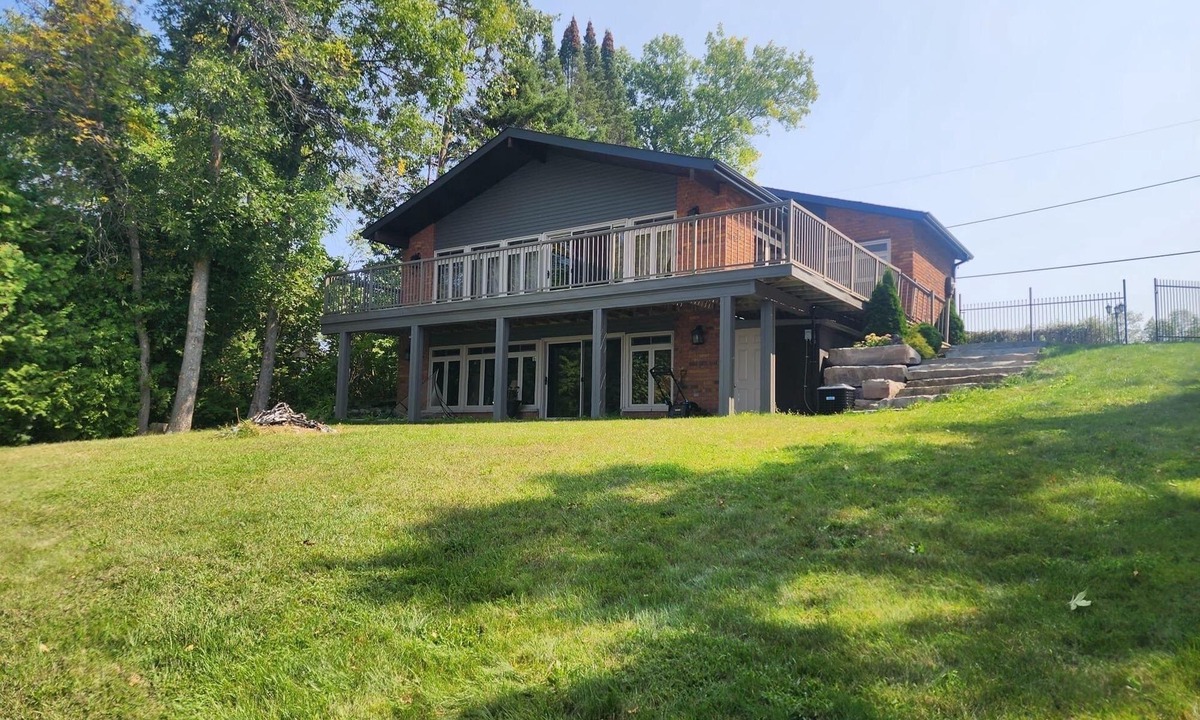 Selwyn Cottage | Contemporary Lake Front Retreat w/Picturesque Sunsets & Bunkie!