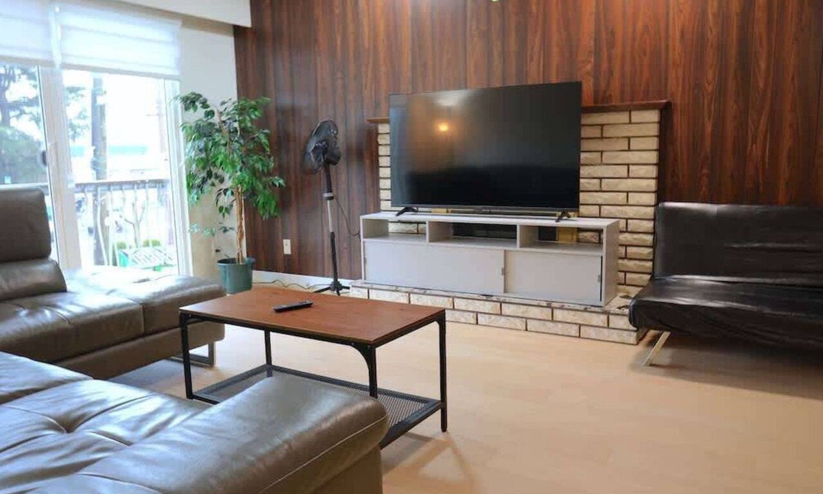 Knight House | Convenient & Cozy 8 Beds Home with 3 Free Parking