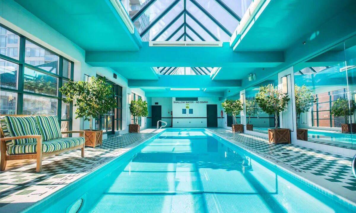 Bloor-Yorkville Hotel | Cosmopolitan Charm: Fine Dining, City Proximity, and Luxury Accommodations