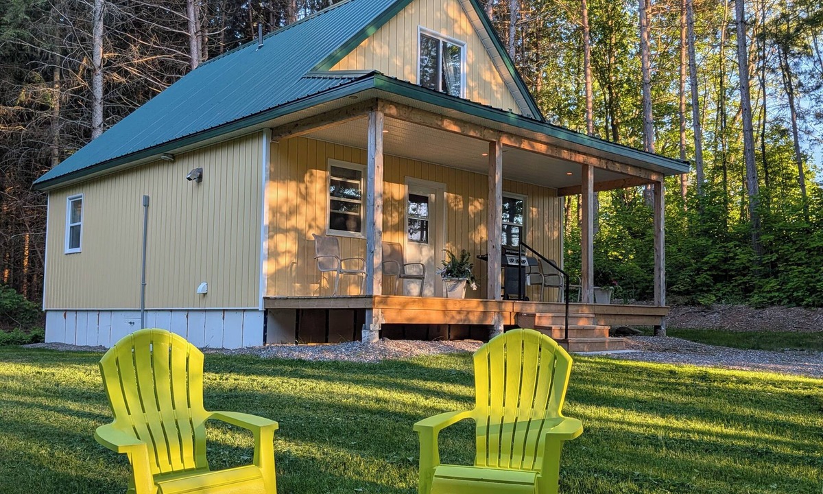 Addington Highlands Cottage | Cosy on-farm Cottage near Hardwood Lake. Fire pit, hiking trails, Beach nearby