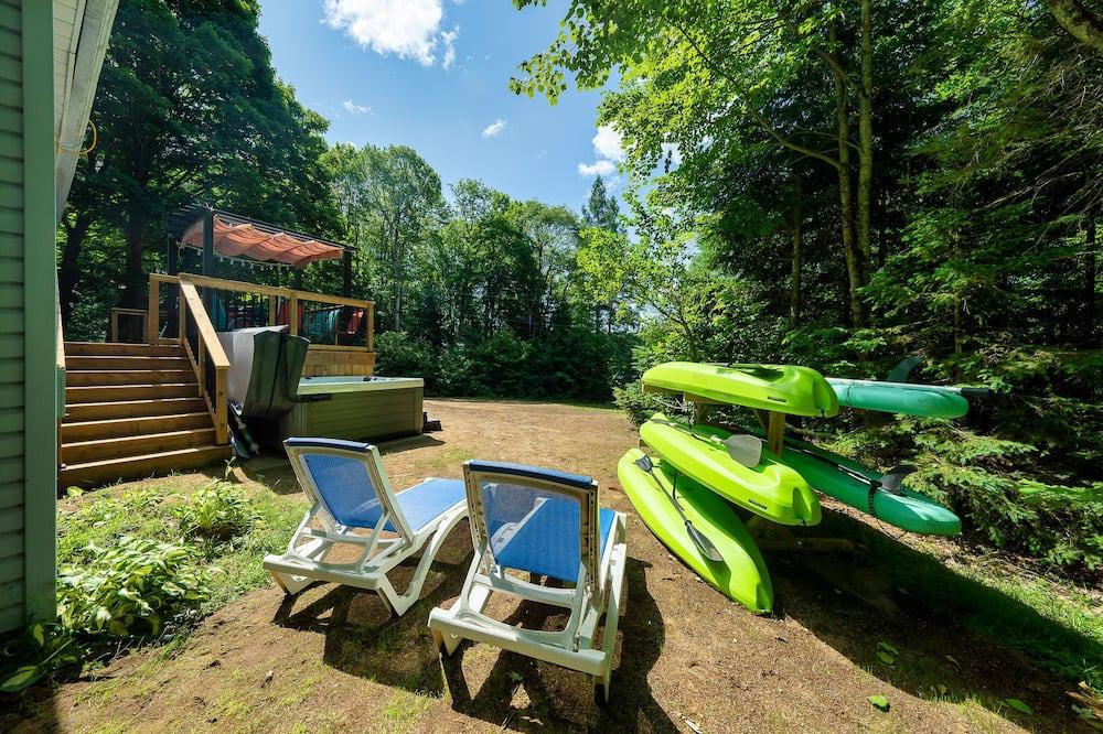 Bracebridge Cottage | Cottage Binx Bracebridge | Large hot tube and outdoor movies on lake Muskoka