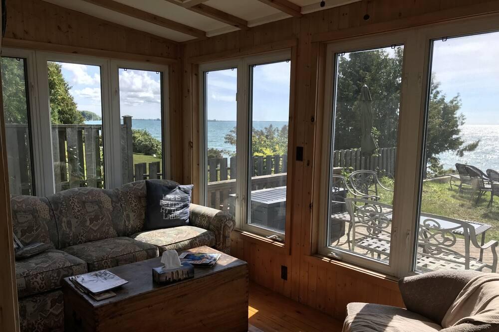 Brighton Cottage | Cottage bungalow on Lake Ontario near Brighton / Prince Edward County