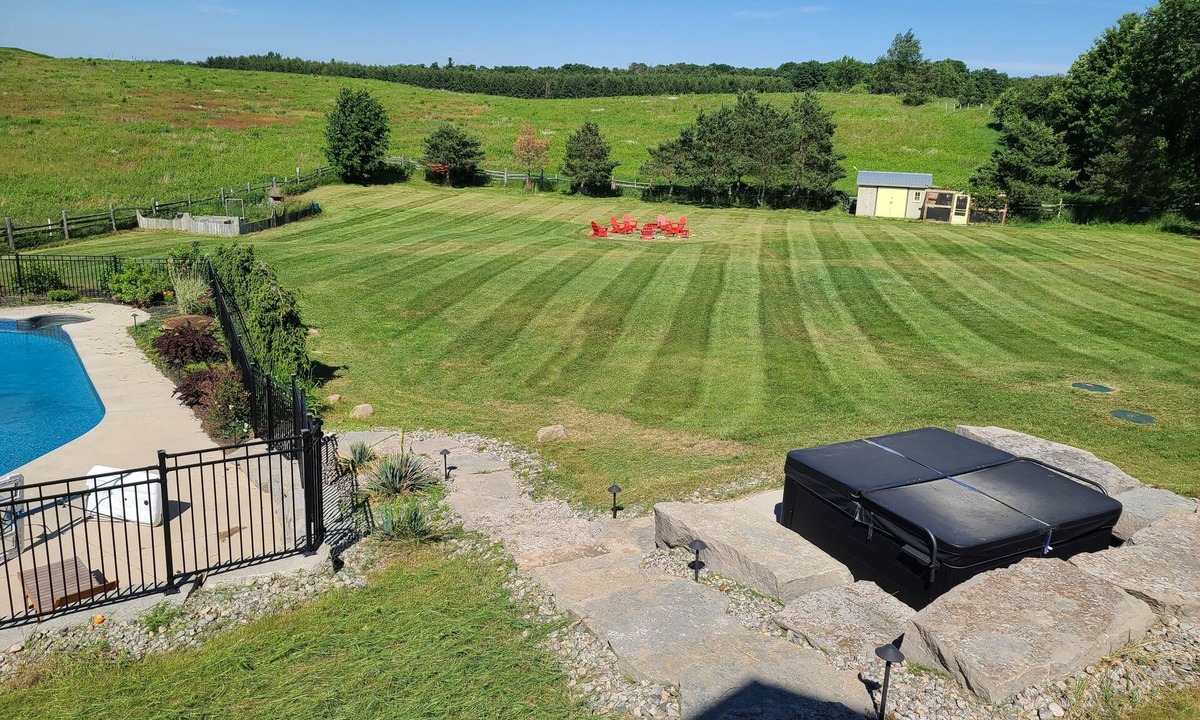 Mulmur Other | Country Escape with Pool and Hot tub near Creemore