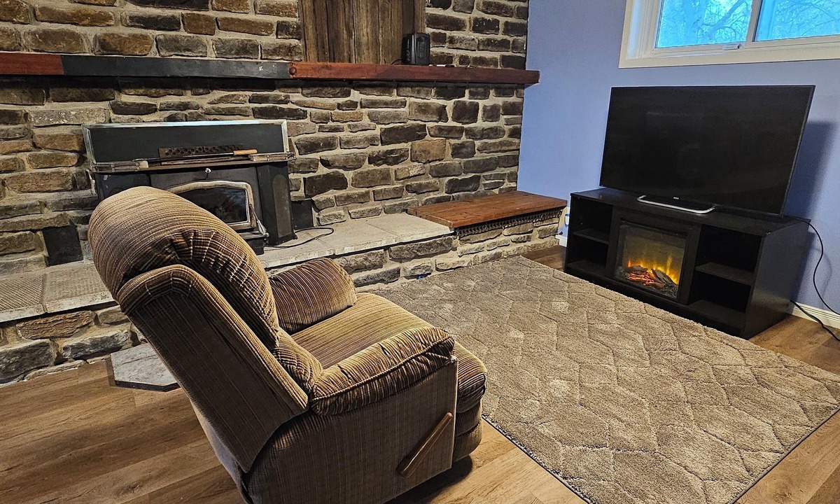 Addison House | Countryside studio daylight basement apartment. 10 minutes to Brockville town