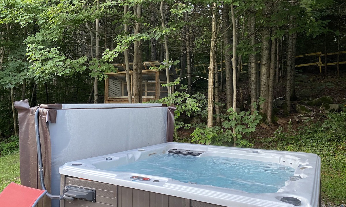 Saint-Gabriel-de-Valcartier House | Cozy house with spa 10 minutes from Village Vacances Valcartier.