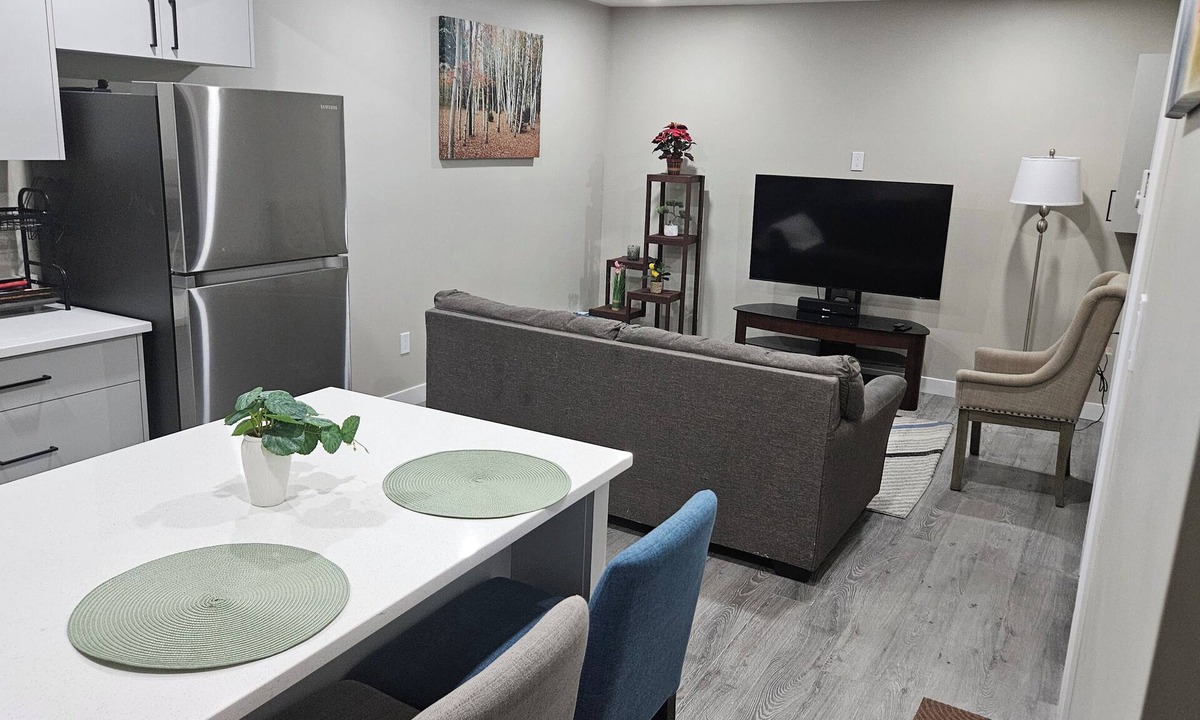 Saskatoon House | Cozy 1-bedroom Suite in Saskatoon -Fully Furnished near Industrial Area/Shops