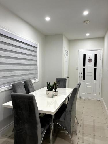 Oakwood Village Apartment | Cozy 2-Bed with Kitchen and Patio in Midtown Toronto