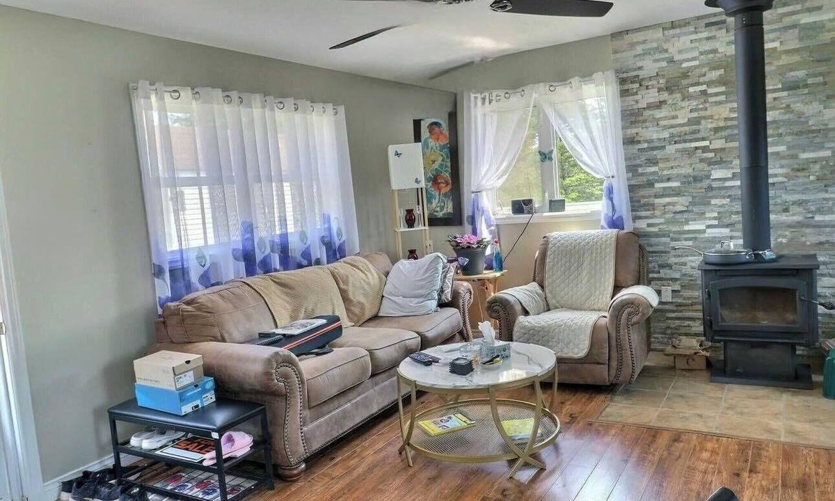 Harbour Main House | Cozy 2-bedroom bungalow in the country but minutes to the highway!