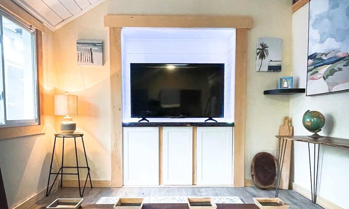 Wasaga Beach House | Cozy 2 Bedroom Cottage - Steps to quiet beach, ice cream, mini putt, casino