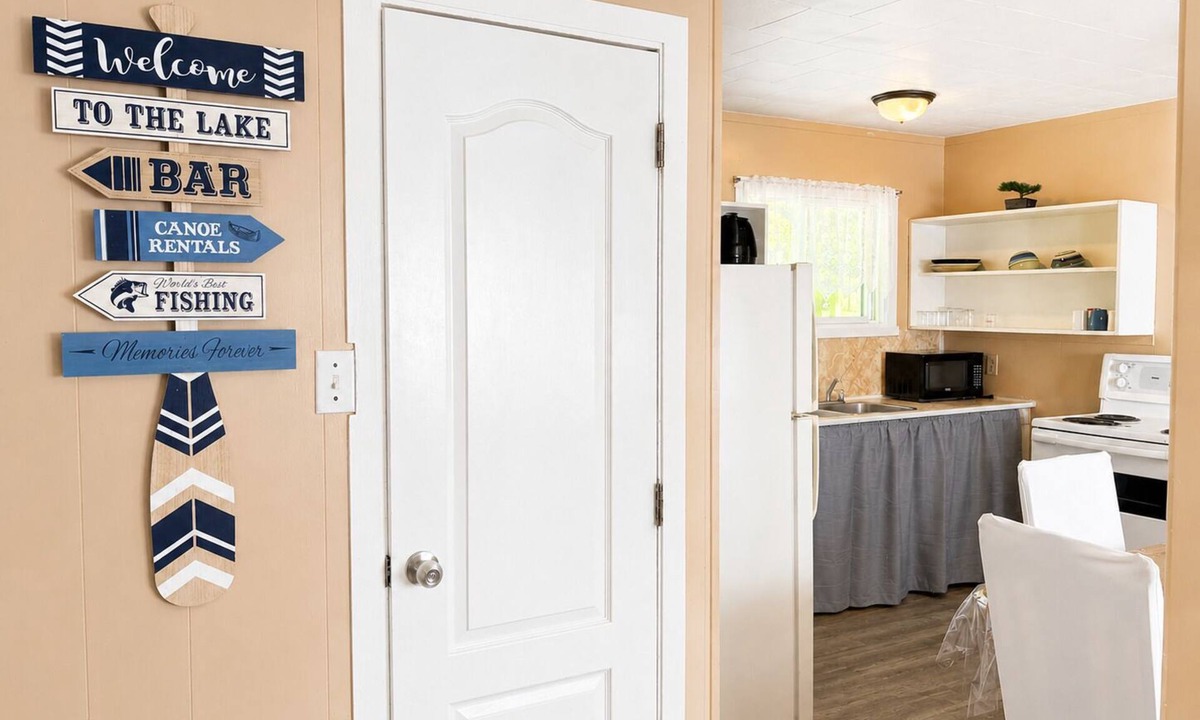 Wasaga Beach Cottage | Cozy 2BR Cottage Walk to Beach 1 Free Parking & WiFi