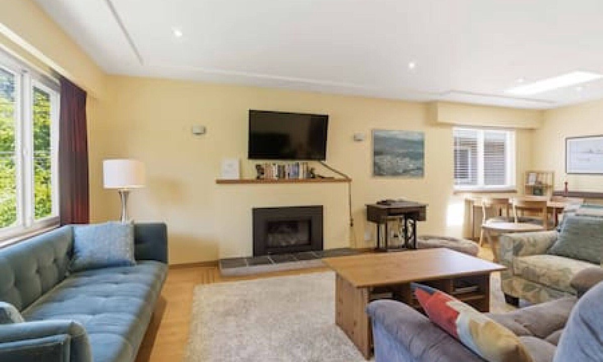 Knight House | Cozy 2BR House | Full Kitchen · Backyard