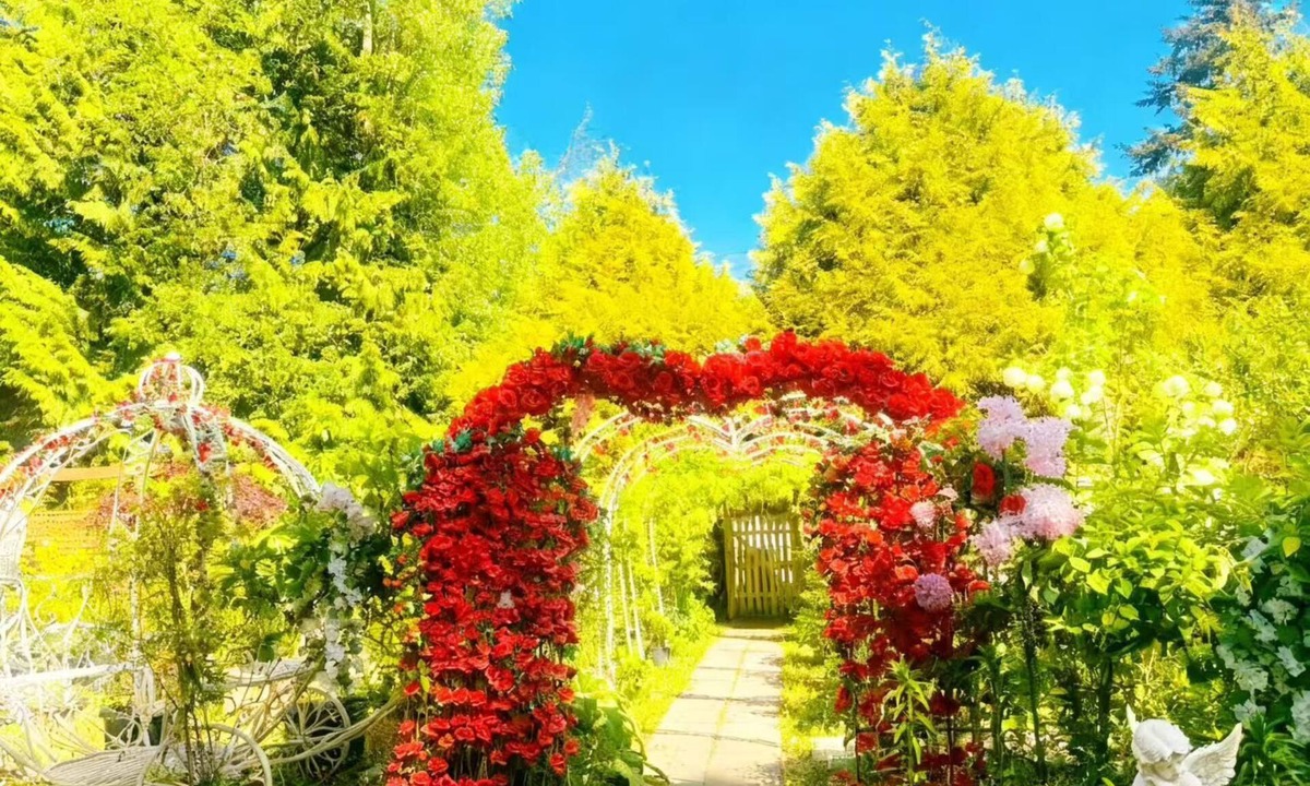 Surrey Bed & Breakfast | Cozy 2BR Villa · Garden View · Near Beach, local specialties Provided as gift