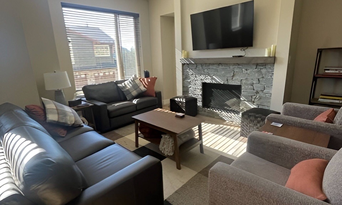 Sun Peaks House | Cozy 3 bdrm Townhouse w/Hot Tub.70 Steps to your Ski-in/Ski-out Adventure