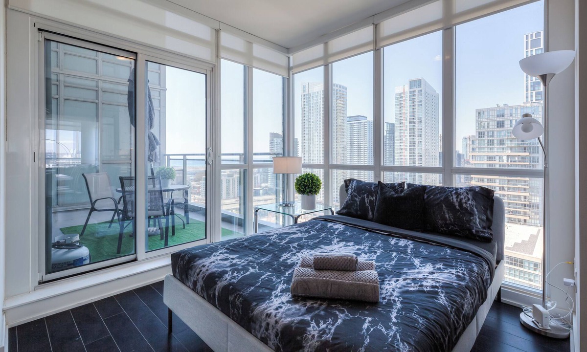 Wellington Place Condo | Cozy 3-bedroom condo in nice Toronto with AC, WiFi