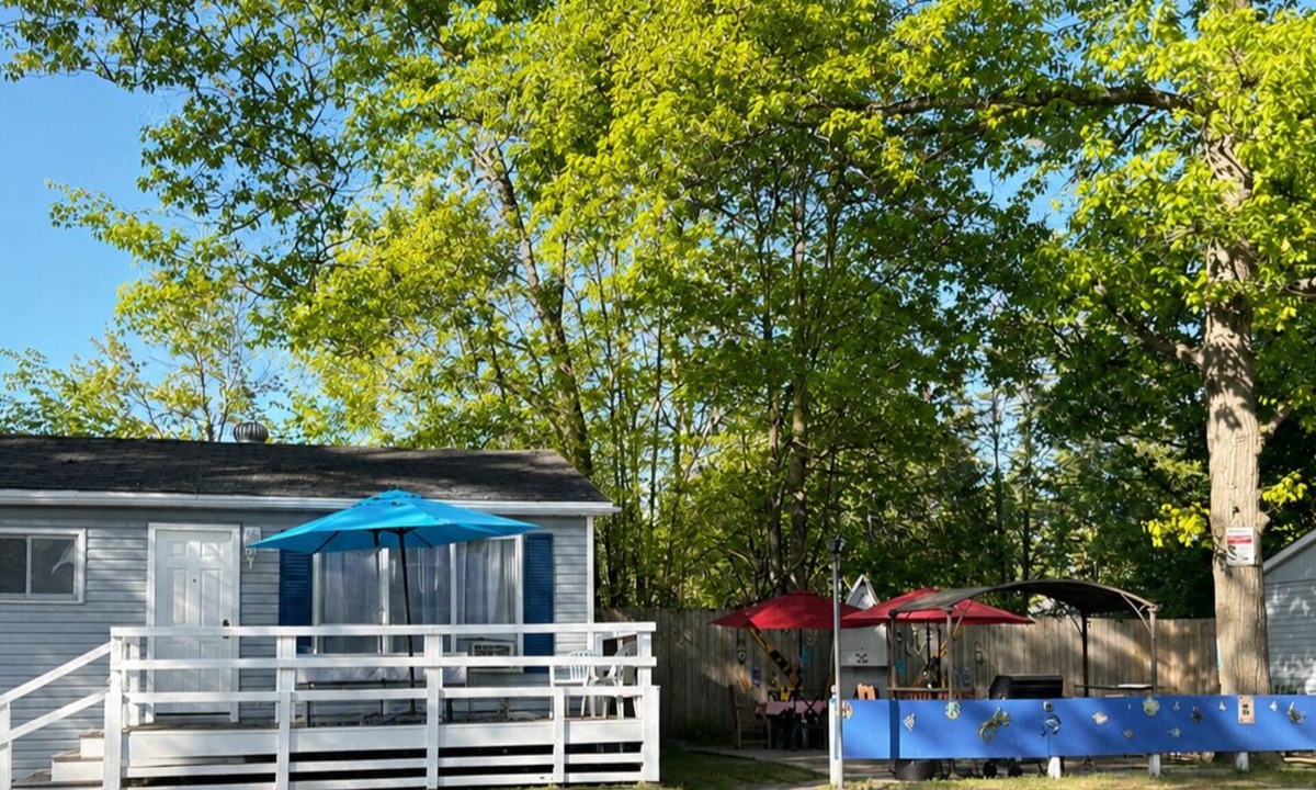 Wasaga Beach Cottage | Cozy 3-Bedroom Cottage Walk to Wasaga Beach Free WiFi Free Parking