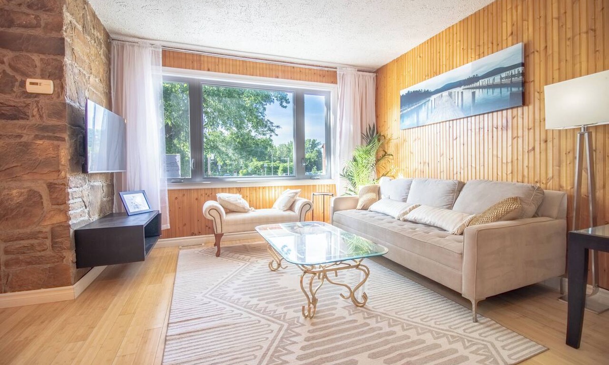 Laval-des-Rapides House | Cozy 3-bedroom home | Walking distance to the subway | Parking