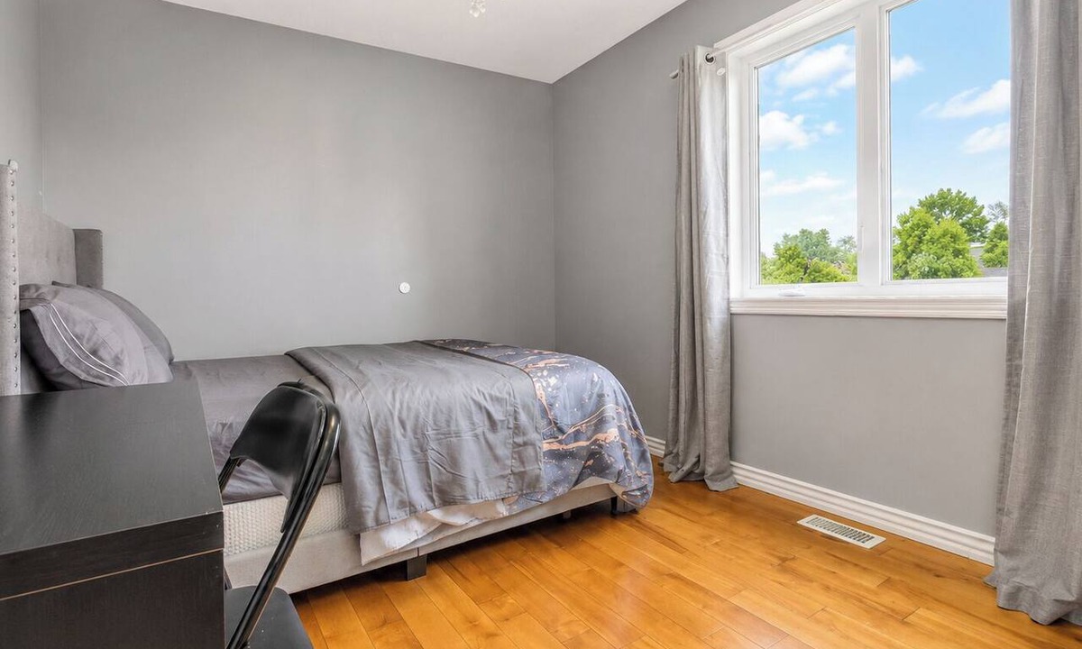 Mercier House | Cozy 3-bedroom house in charming Mercier with AC