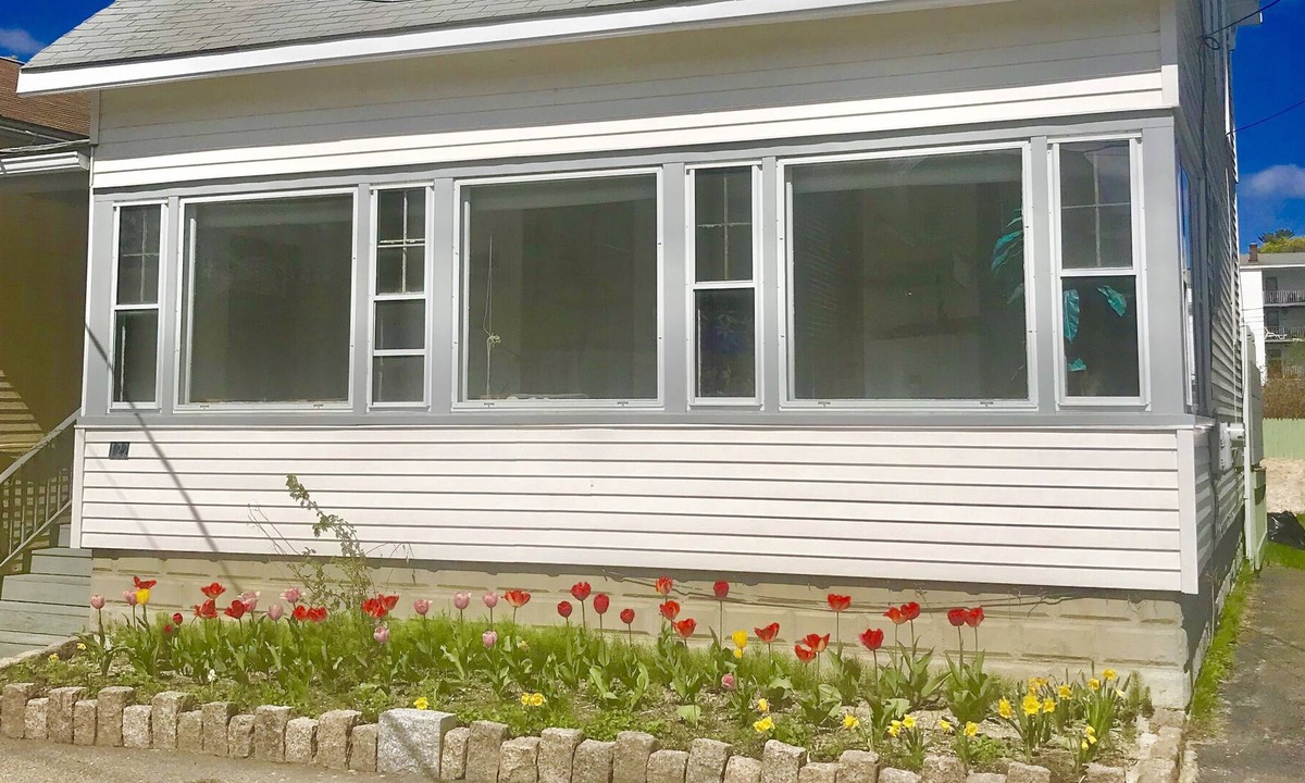 Ocean Park Cottage | Cozy 4 Bedroom Cottage 2 minute walk to Beach