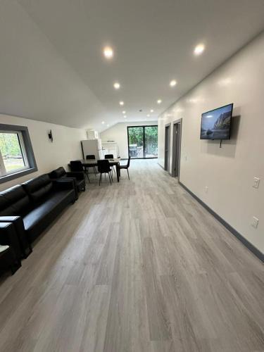 Innisfil House | Cozy 4-Bedroom Cottage #1 in Innisfil