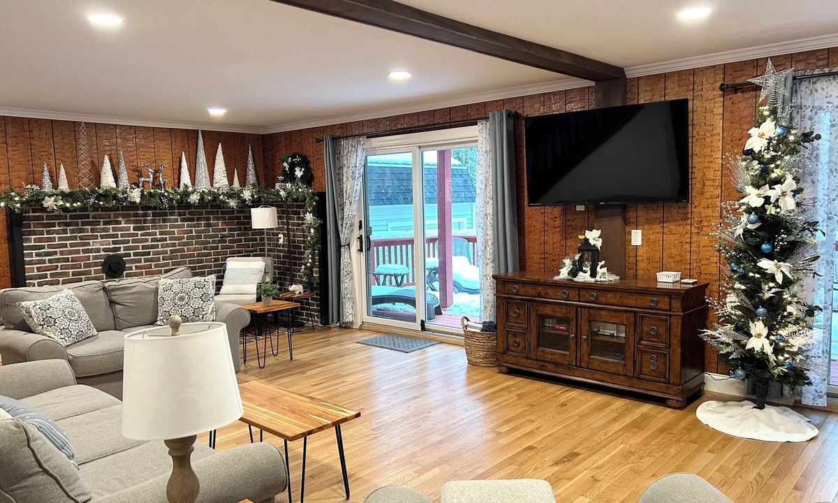 Gilford House | Cozy 4-Season Chalet + Lake Winni + Gunstock + Free Breakfast · Sleeps 8