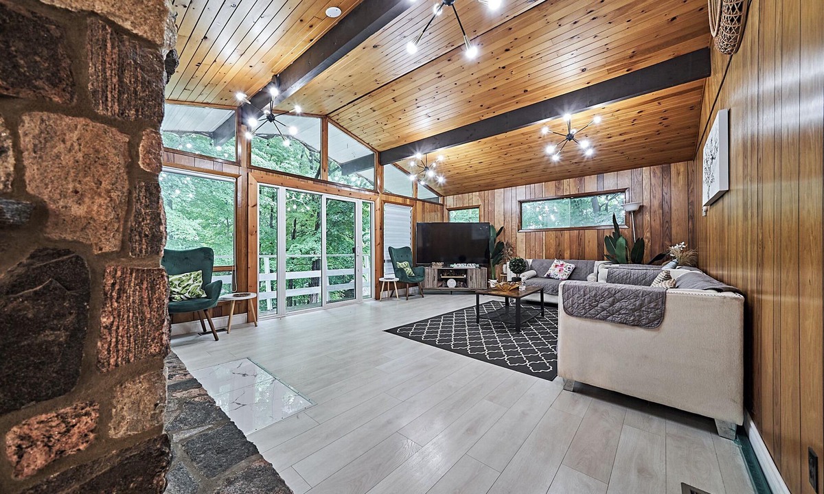 Coboconk Cottage | Cozy 5BR Cottage - 1 min walk to lake, canoes & more!