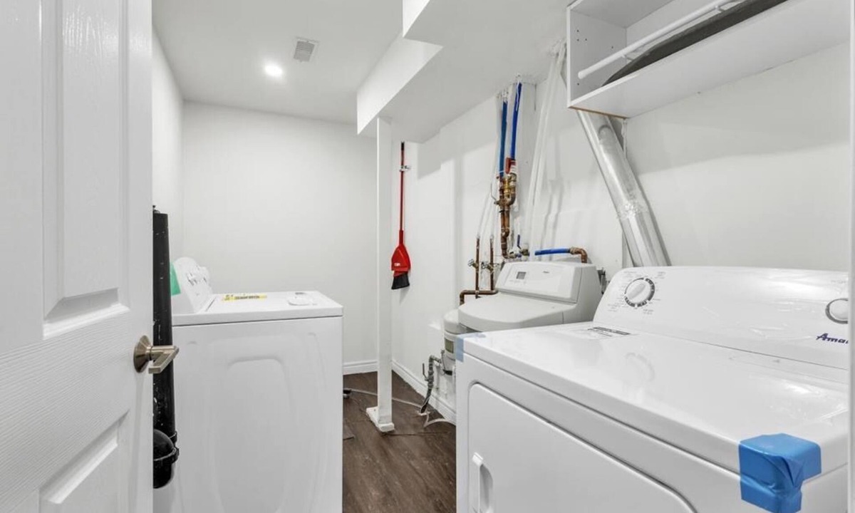 Cambridge House | Cozy and Private 1 Bedroom Plus Den Fully Equipped with Laundry and Sleeps 4