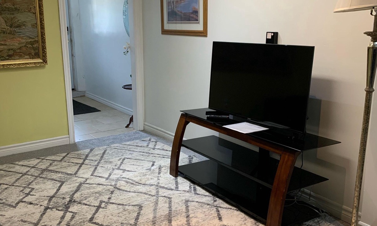 Lisgar Apartment | Cozy and quite 2 bedroom basement appartment with separate entrance…