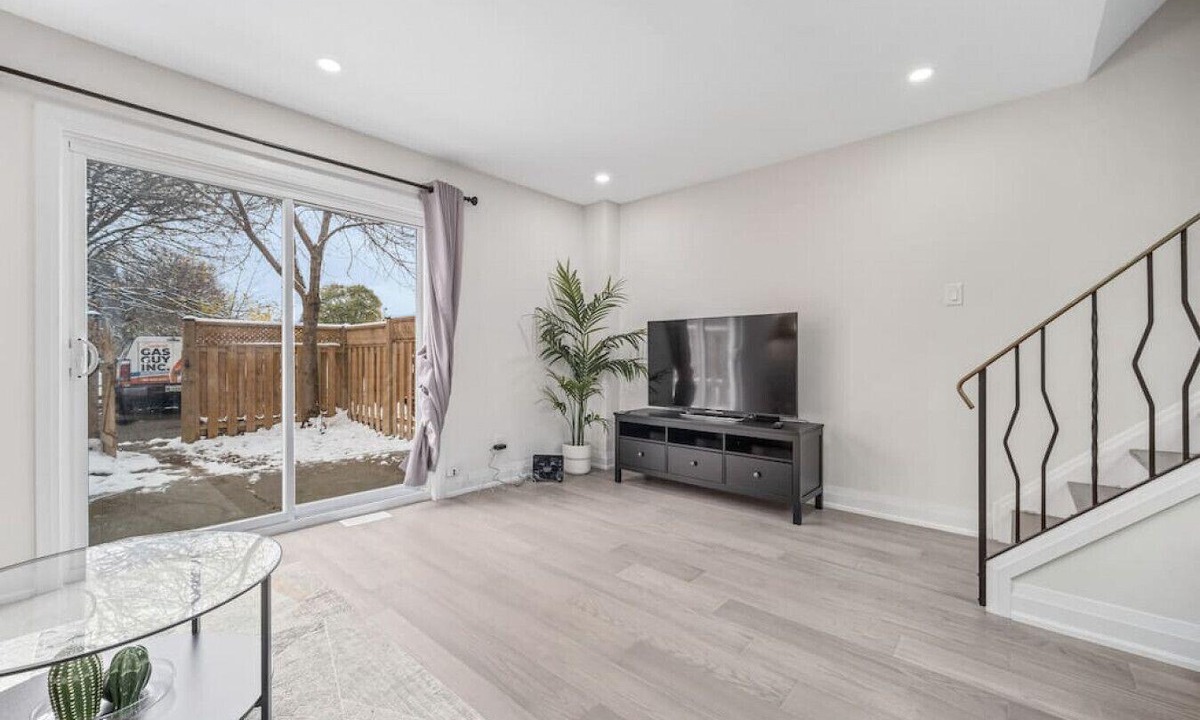 Rosemount House | Cozy and Spacious 3BR Home in Kitchener