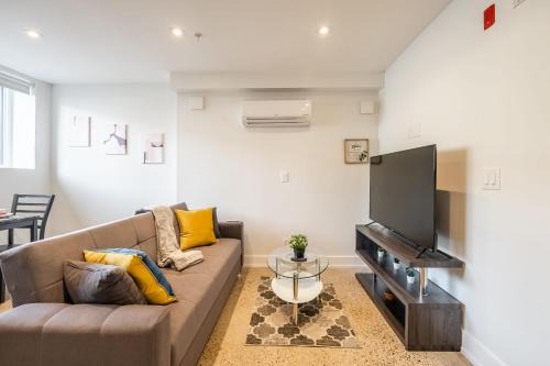 High Park-Swansea Hotel | Cozy Basement Stay Near High Park & Subway - Westend Suites